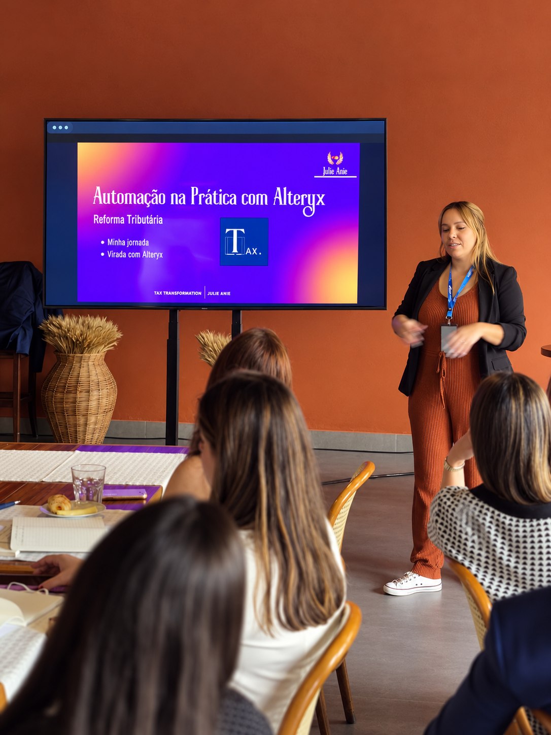 Julie apresentando conteúdo sobre automação com Alteryx e Reforma Tributária
