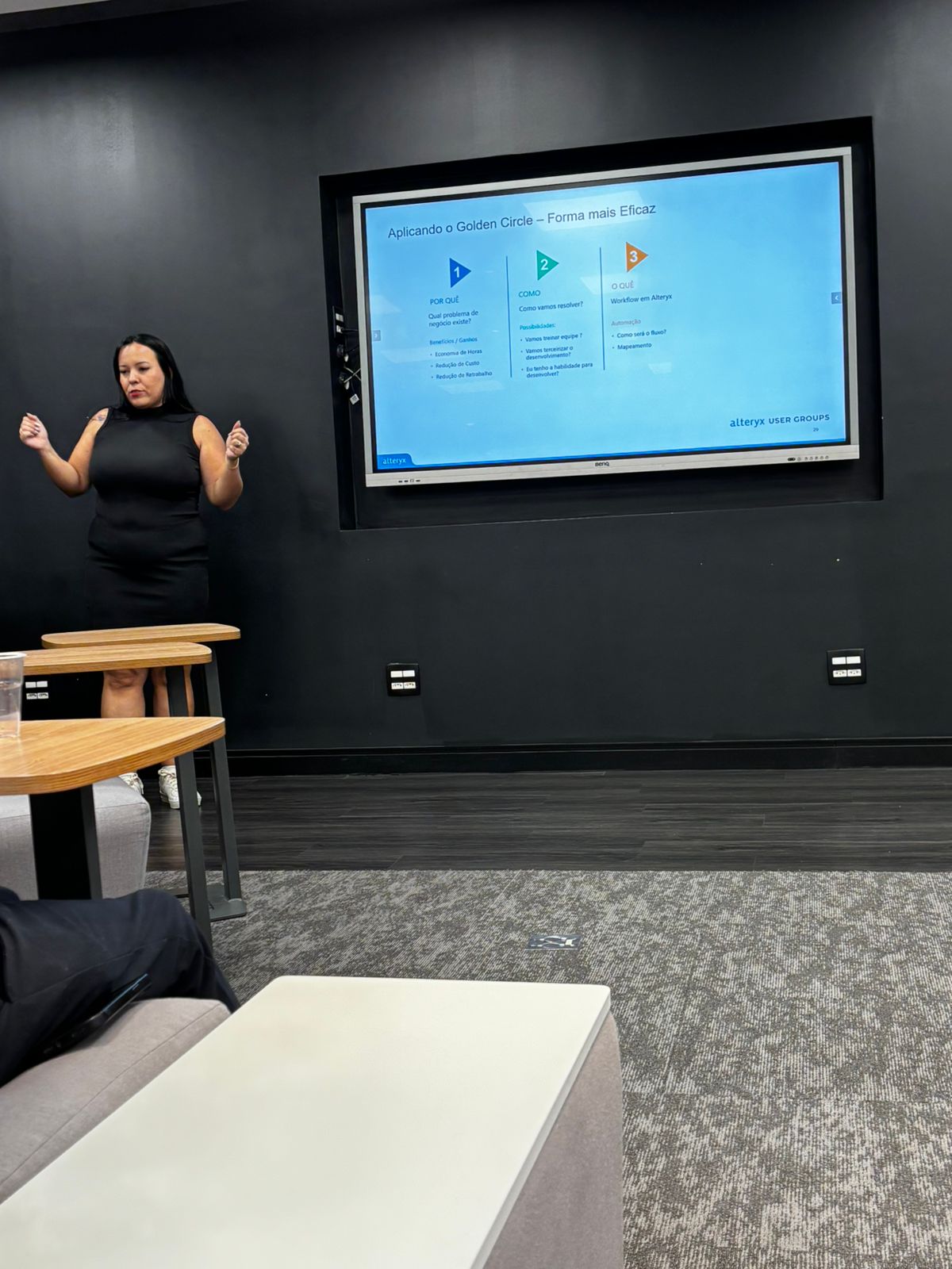 Julie Anie explicando raciocínio de negócio e automação com Alteryx