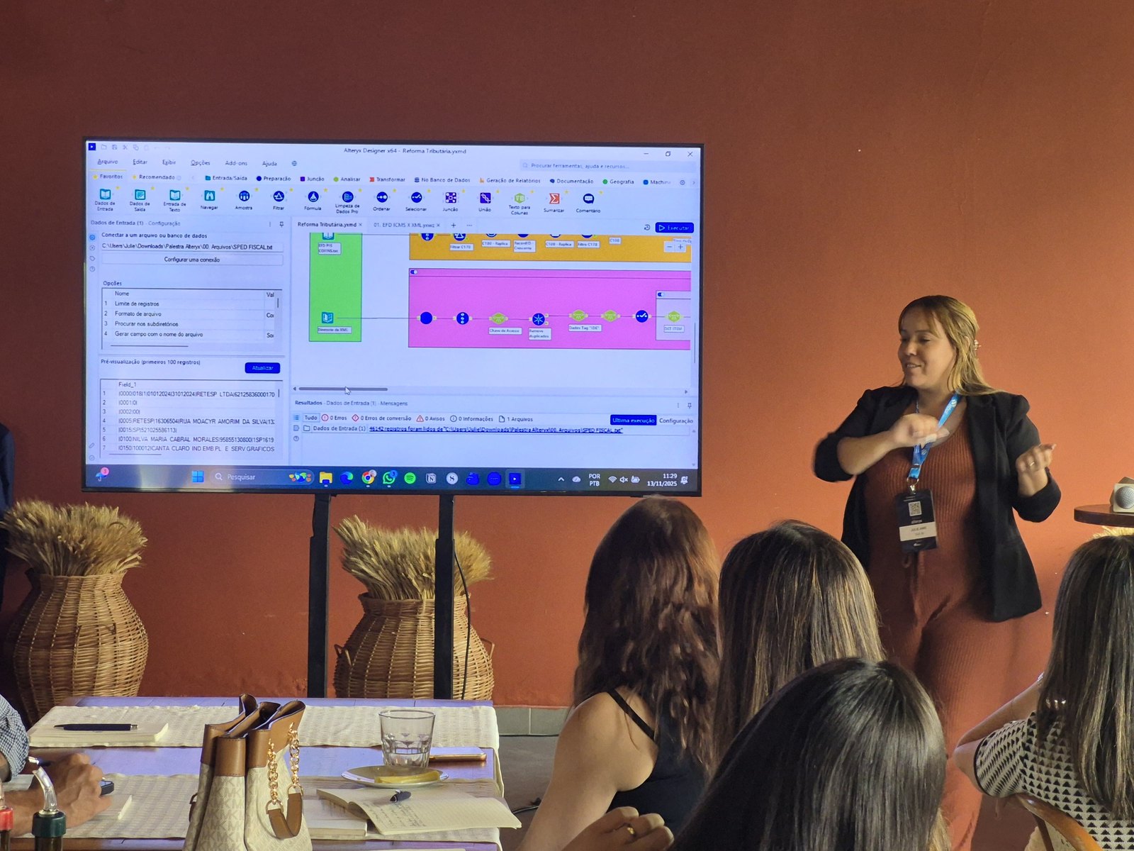 Julie Anie demonstrando um fluxo de Alteryx durante uma apresentação