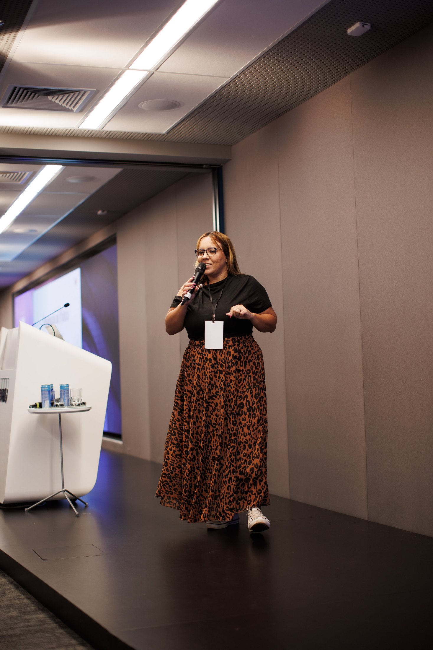 Julie Anie apresentando em um palco com microfone