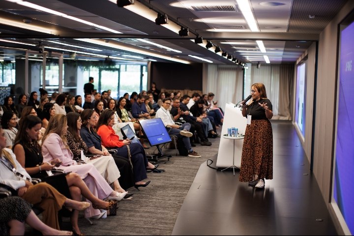 Julie Anie apresentando para uma plateia em evento